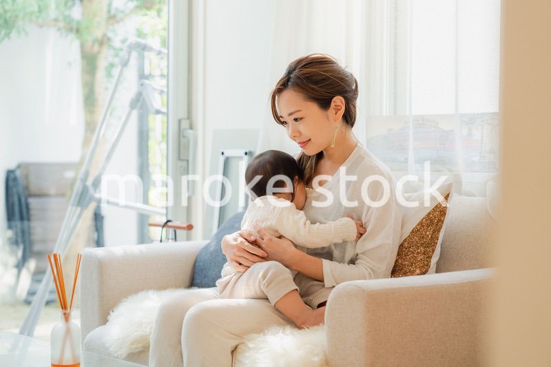 家で赤ちゃんと一緒に暮らすお母さん