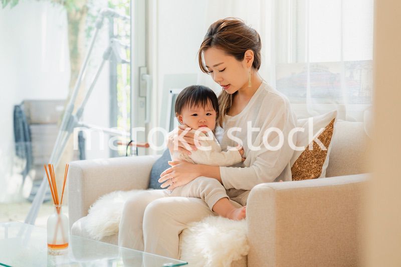 家で赤ちゃんと一緒に暮らすお母さん