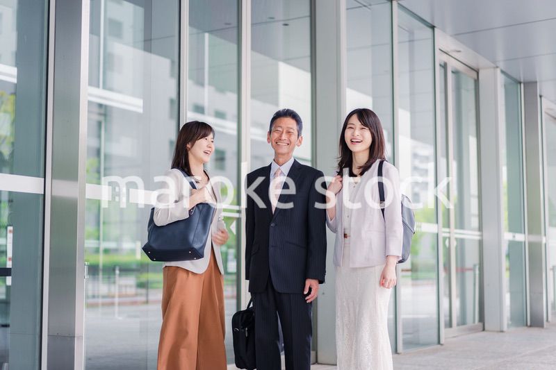 オフィス街を歩く営業のビジネスパーソン