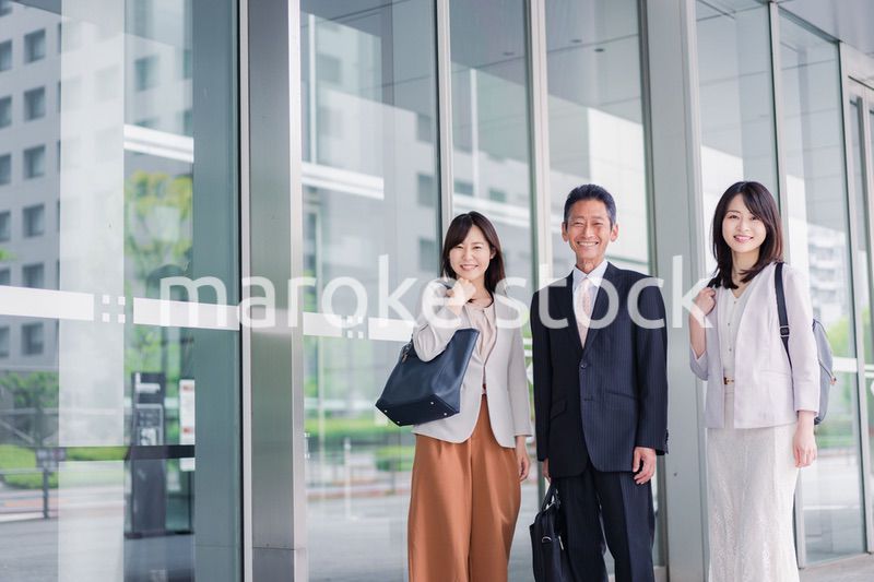 オフィス街を歩く営業のビジネスパーソン