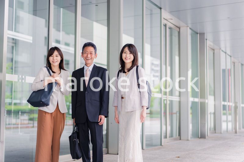 オフィス街を歩く営業のビジネスパーソン