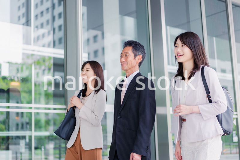 オフィス街を歩く営業のビジネスパーソン