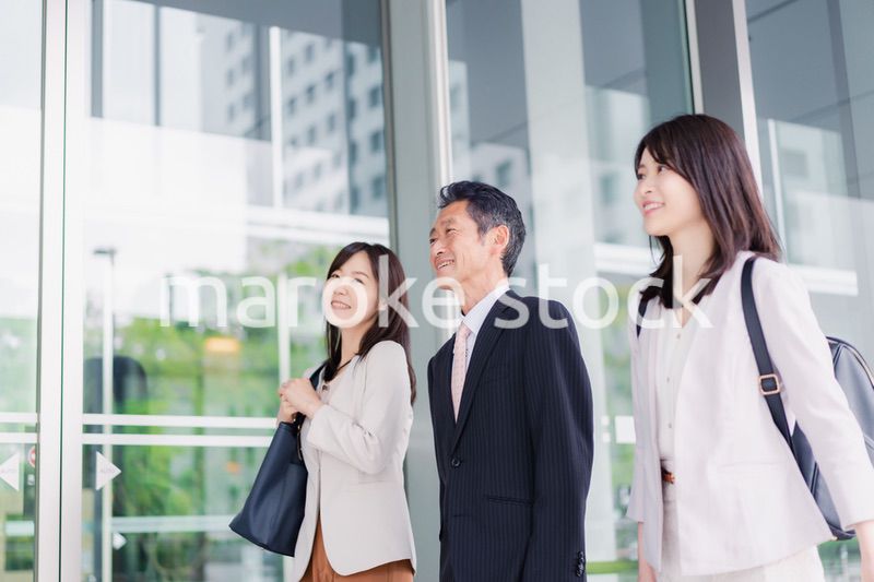 オフィス街を歩く営業のビジネスパーソン