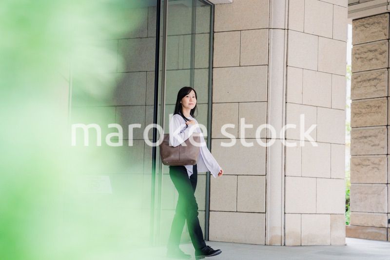 飛行機で出張をするキャリアウーマン