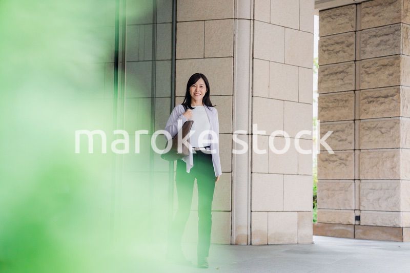 飛行機で出張をするキャリアウーマン