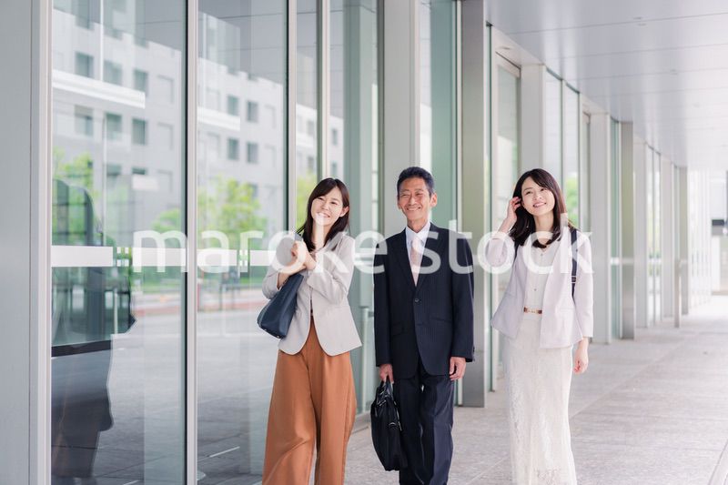 オフィス街を歩く営業のビジネスパーソン