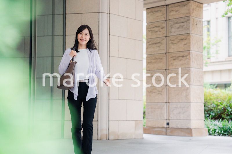 飛行機で出張をするキャリアウーマン