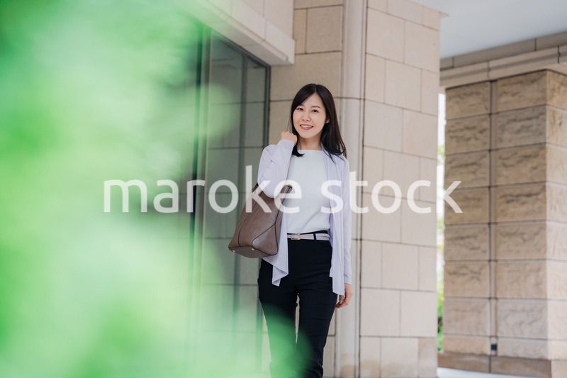 飛行機で出張をするキャリアウーマン