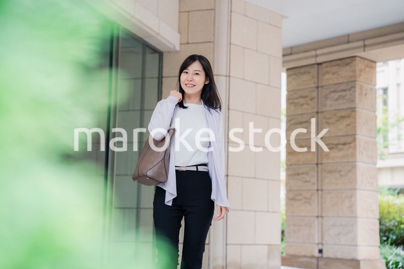 飛行機で出張をするキャリアウーマン