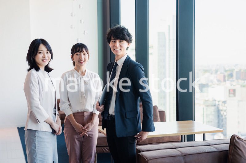 オフィスで働くビジネスパーソン