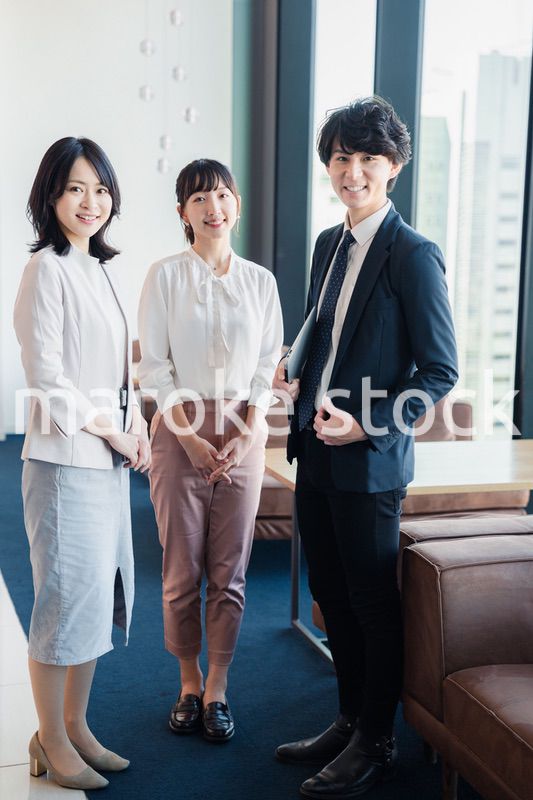 オフィスで働くビジネスパーソン