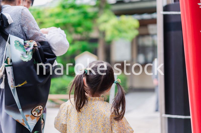 赤ちゃんとお宮参りをする家族