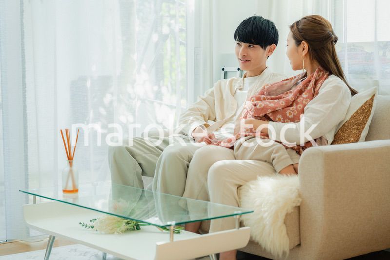 赤ちゃんとお家で過ごす幸せなファミリー