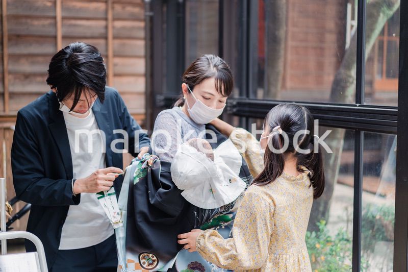 赤ちゃんとお宮参りをする家族