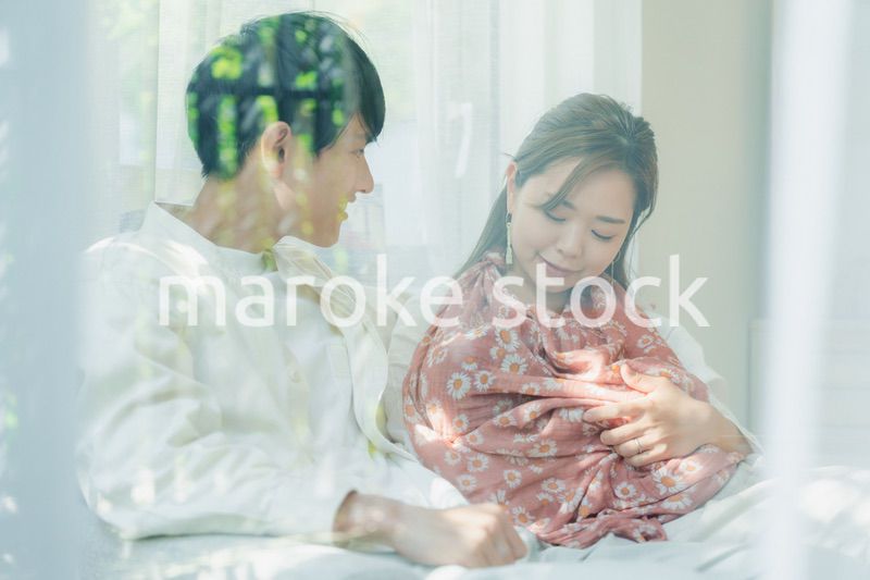 赤ちゃんとお家で過ごす幸せなファミリー