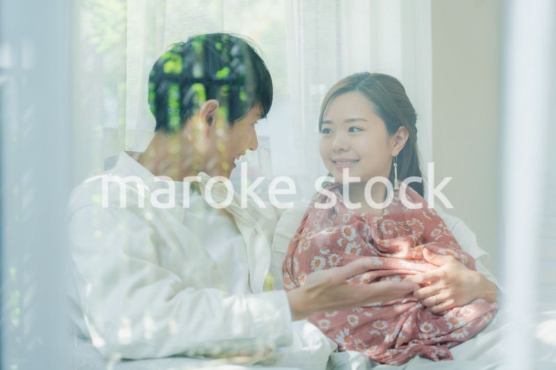 赤ちゃんとお家で過ごす幸せなファミリー