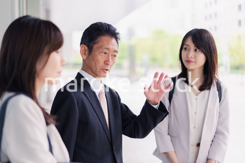 オフィス街を歩く営業のビジネスパーソン