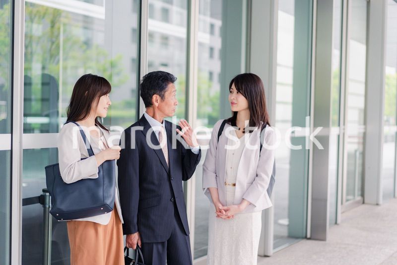 オフィス街を歩く営業のビジネスパーソン