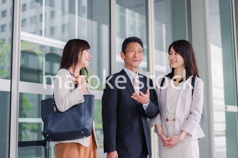 オフィス街を歩く営業のビジネスパーソン