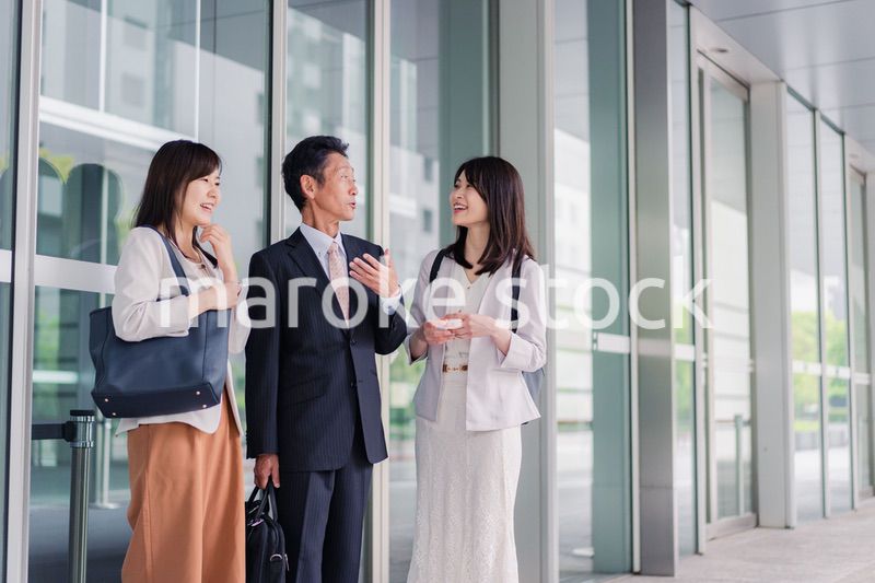 オフィス街を歩く営業のビジネスパーソン