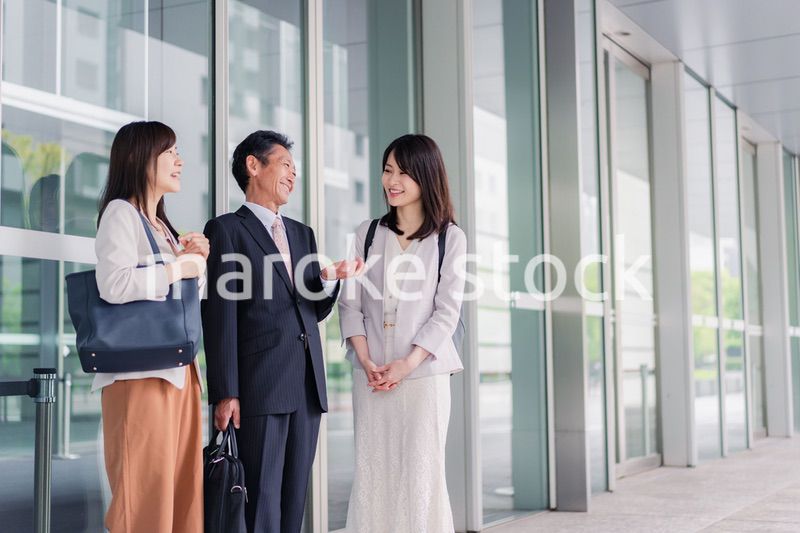 オフィス街を歩く営業のビジネスパーソン