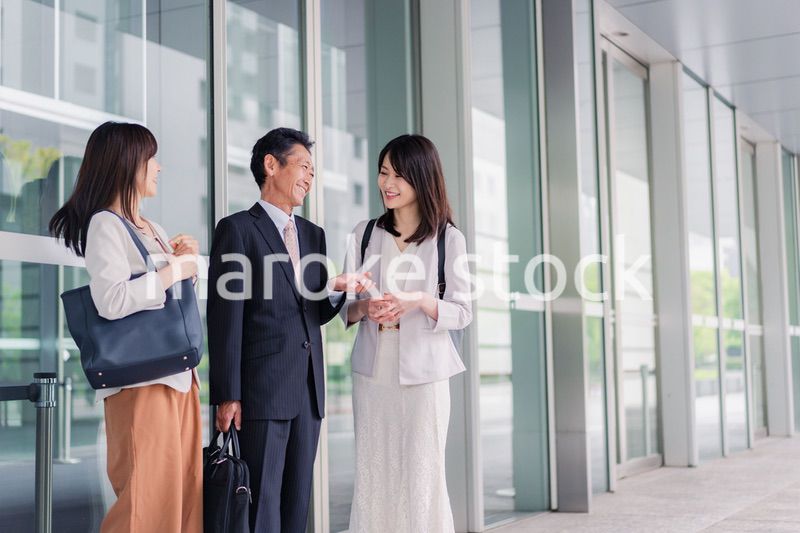 オフィス街を歩く営業のビジネスパーソン