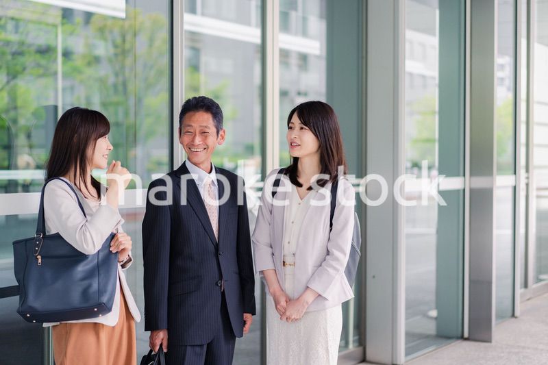 オフィス街を歩く営業のビジネスパーソン