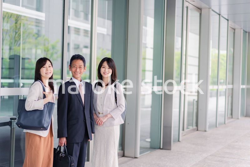 オフィス街を歩く営業のビジネスパーソン