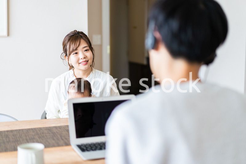 在宅勤務をするお父さんと子育てをするお母さん