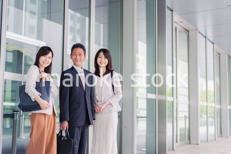 オフィス街を歩く営業のビジネスパーソン