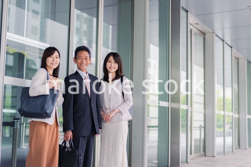 オフィス街を歩く営業のビジネスパーソン