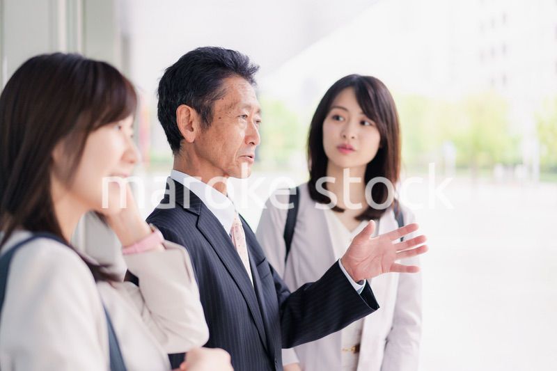 オフィス街を歩く営業のビジネスパーソン