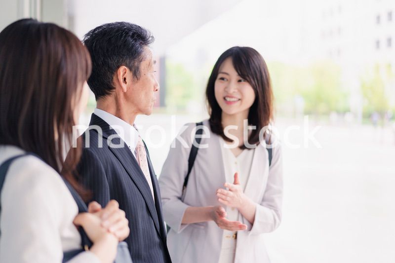 オフィス街を歩く営業のビジネスパーソン