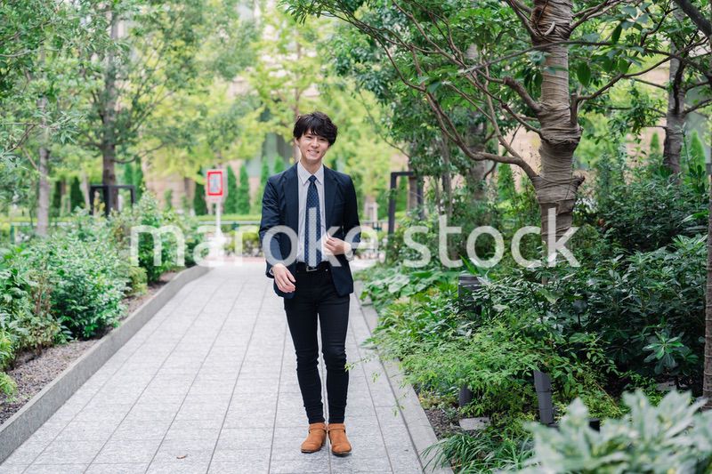 オフィスをさわやかに歩くビジネスマン