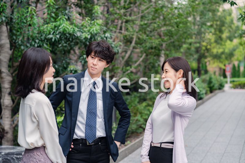 同僚とランチに出かけるビジネスパーソン