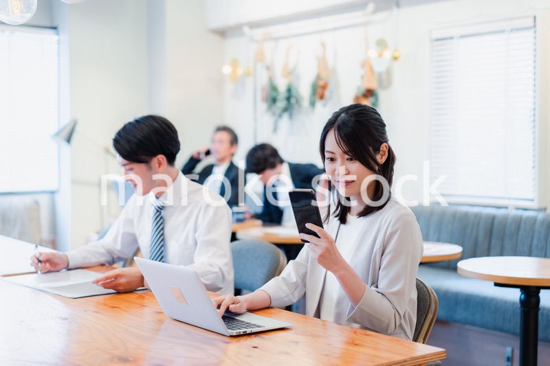 カフェで仕事をするビジネスパーソン