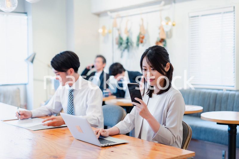 カフェで仕事をするビジネスパーソン