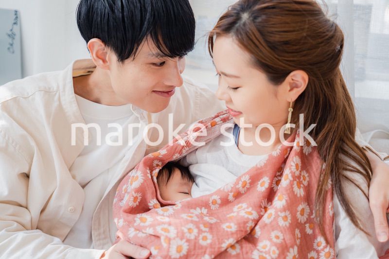 赤ちゃんに授乳をする母親とお父さん