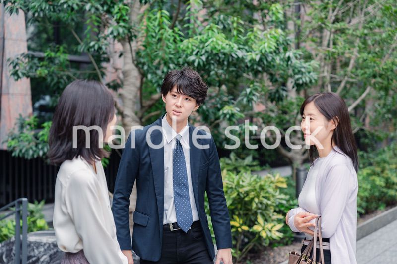 同僚とランチに出かけるビジネスパーソン