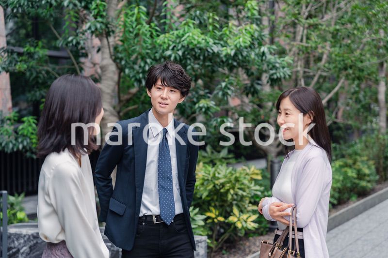 同僚とランチに出かけるビジネスパーソン