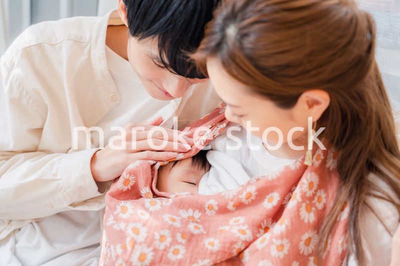 赤ちゃんに授乳をする母親とお父さん