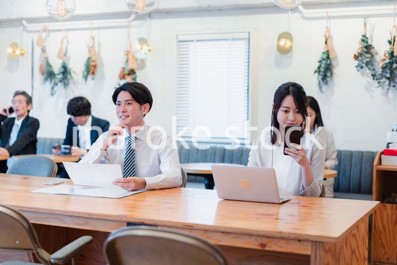 カフェで仕事をするビジネスパーソン