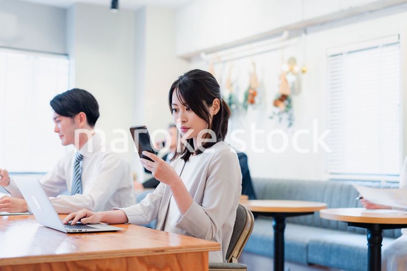 カフェで仕事をするビジネスパーソン