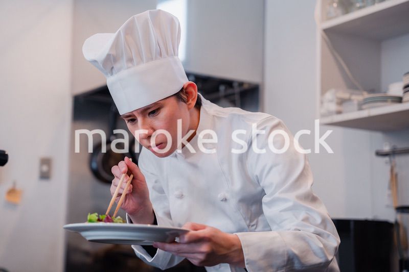 食材の盛り付けをするプロの料理人