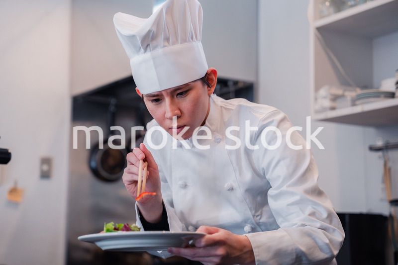 食材の盛り付けをするプロの料理人