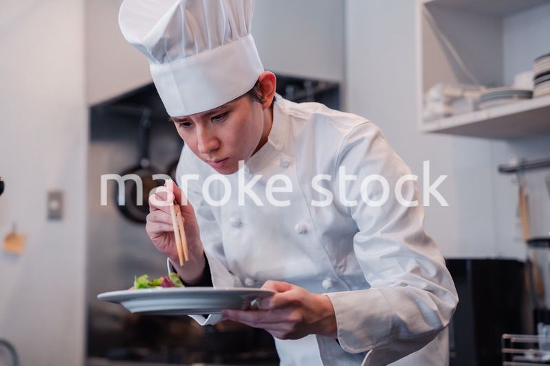 食材の盛り付けをするプロの料理人