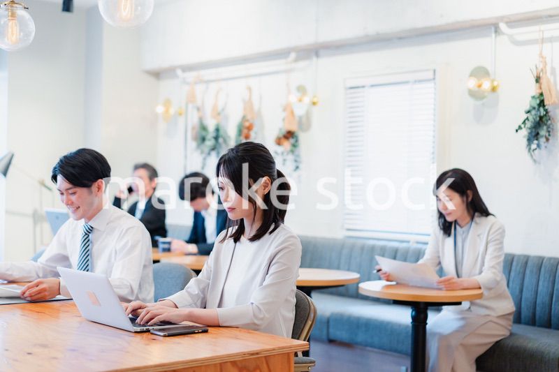 カフェで仕事をするビジネスパーソン