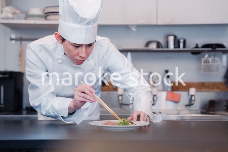 食材の盛り付けをするプロの料理人