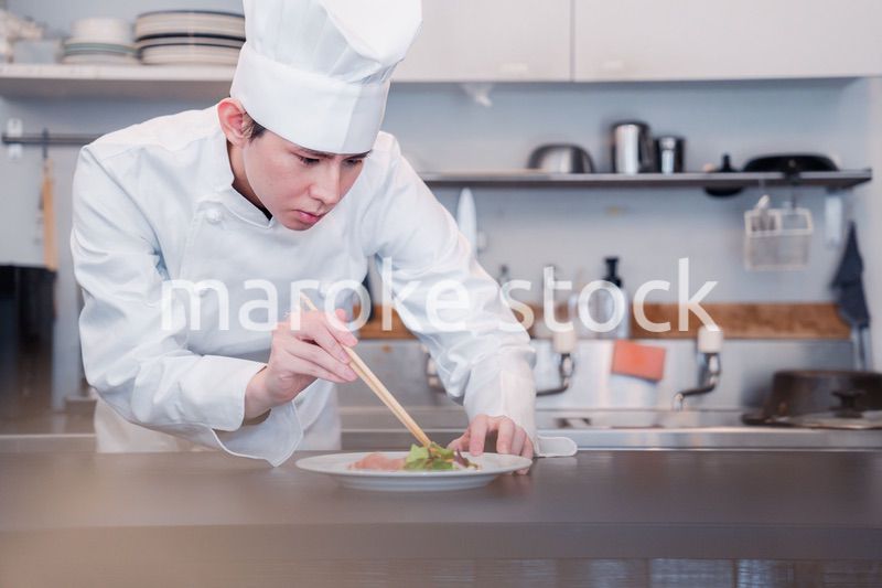 食材の盛り付けをするプロの料理人