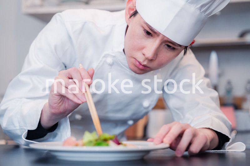 食材の盛り付けをするプロの料理人
